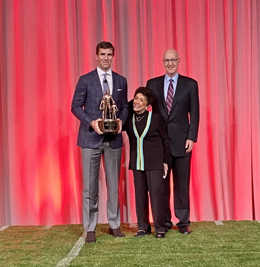 Eli Manning receives Bart Starr award Pro Player Insiders